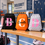 GymSack gymposer med stor initial og navn i svart, oransje og hvit