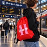 Rød GymSack med initial og navn båret som ryggsekk på Oslo S