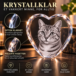 MemoraPet – krystallklart hjerte med polerte fasetter og lasergravert katt