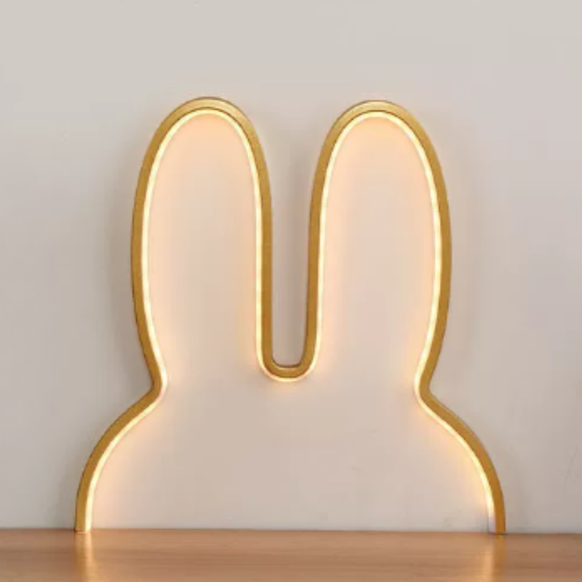 Kaninlampe i gull med varmt, dempet lys