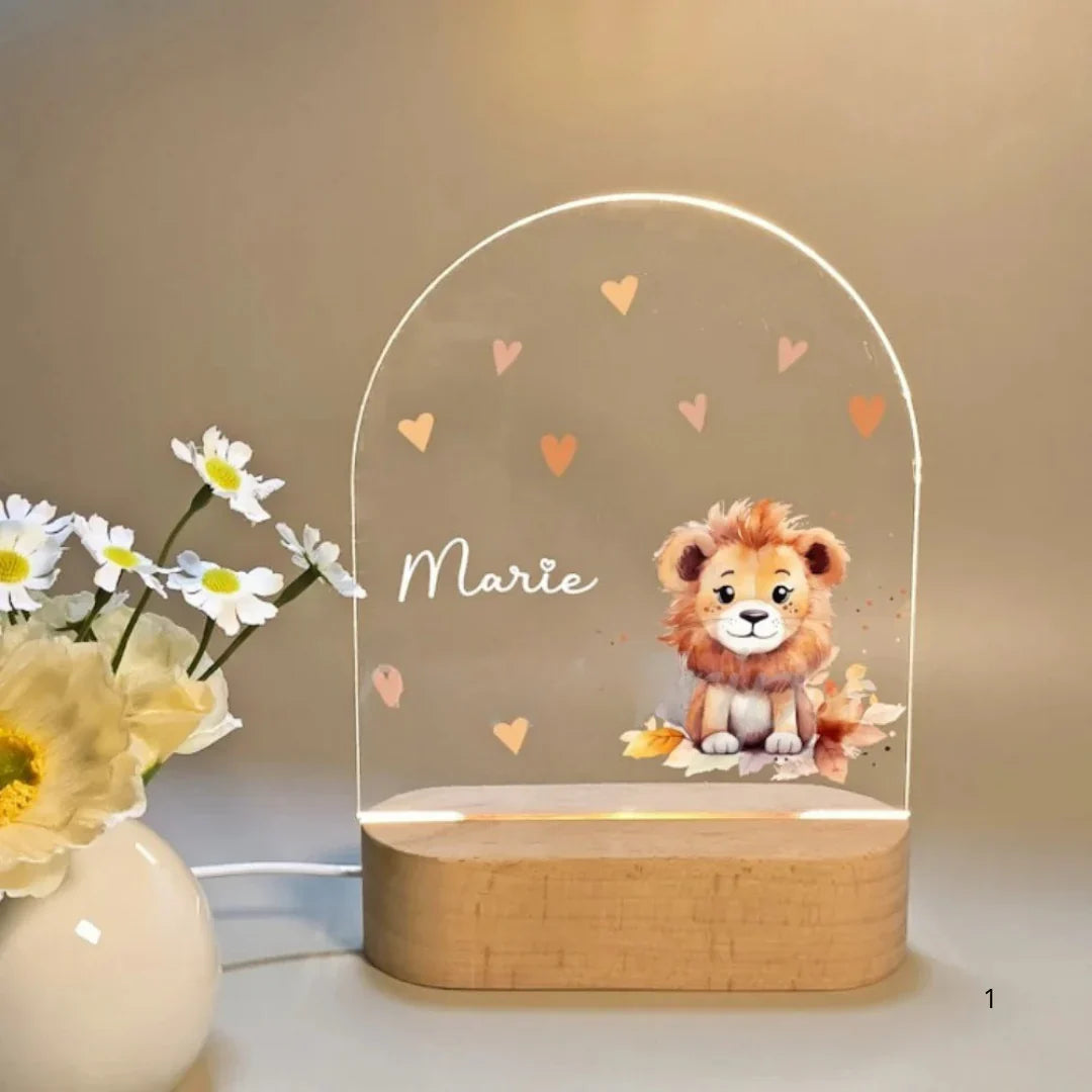 Nattlampe med navn – liten løve med hjerter ved siden av blomster
