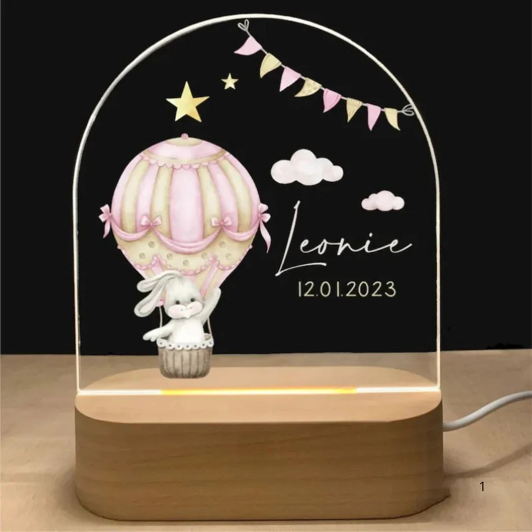 Nattlampe med navn – kanin i rosa luftballong med vimpler