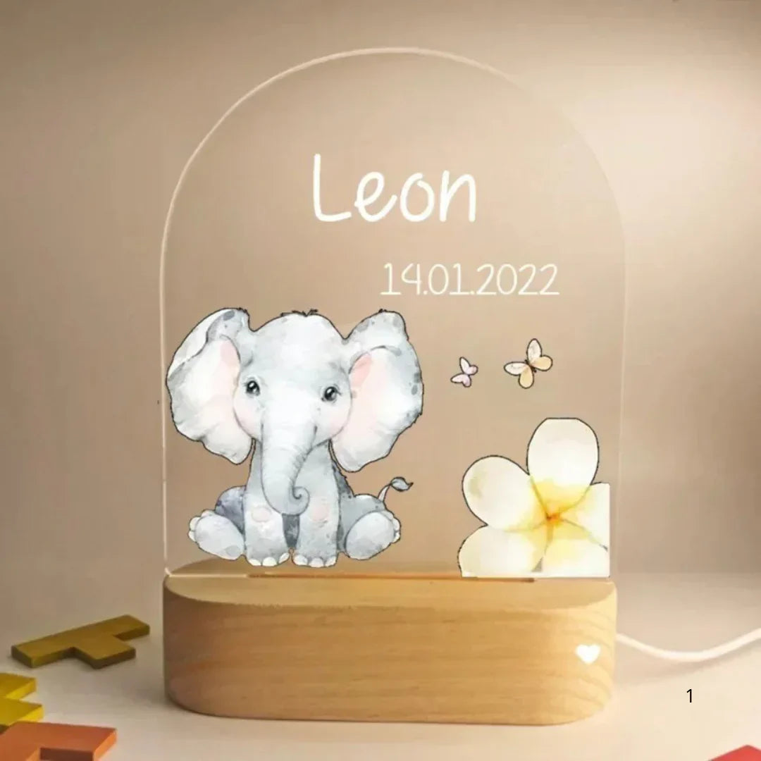 Nattlampe med navn – elefant med blomst og sommerfugler