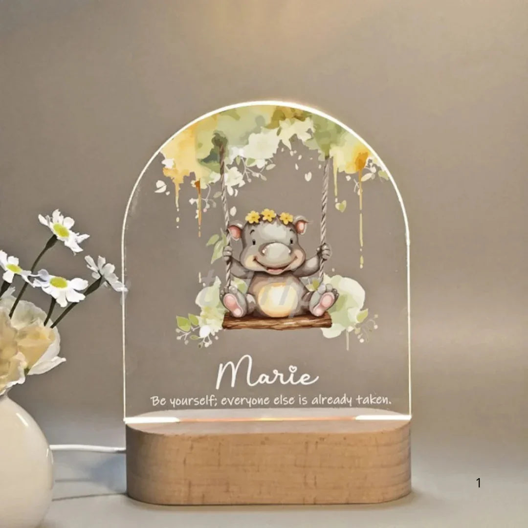 Nattlampe med navn – flodhest på huske med blomsterkrans