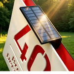 Solcellepanel på husnummerskiltet