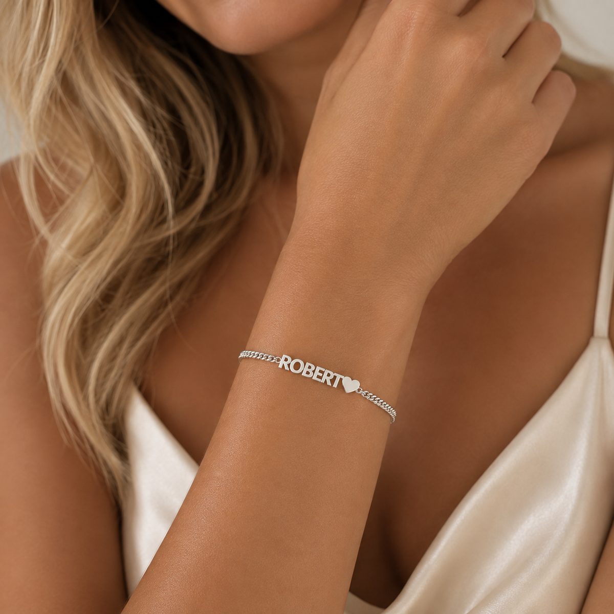 LumiLove armbånd båret på håndleddet