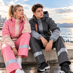 RainShield regndress i rosa og grå/svart – par ved vannet