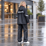 RainFlow regndress svart sett bakfra med refleksstriper på rygg og ermer