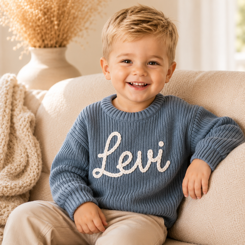 Babygenser med navn strikket inn for hånd
